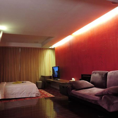 Edinburgh Motel Тайнань Экстерьер фото