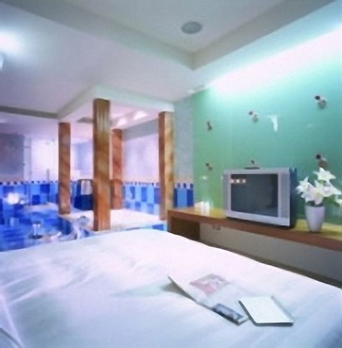 Edinburgh Motel Тайнань Экстерьер фото