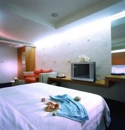 Edinburgh Motel Тайнань Экстерьер фото