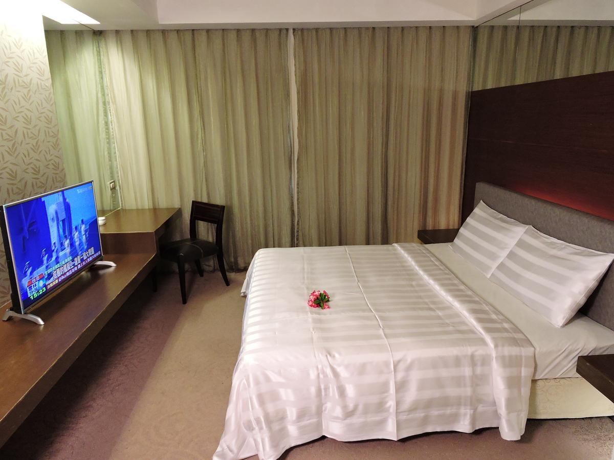 Edinburgh Motel Тайнань Экстерьер фото